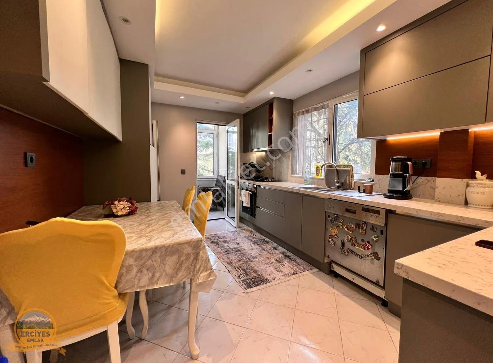 Erciyes'den Erenköy'de Katta Tek 4+1 Balkonlu, Ebeveynli 200 M² - Görsel 3