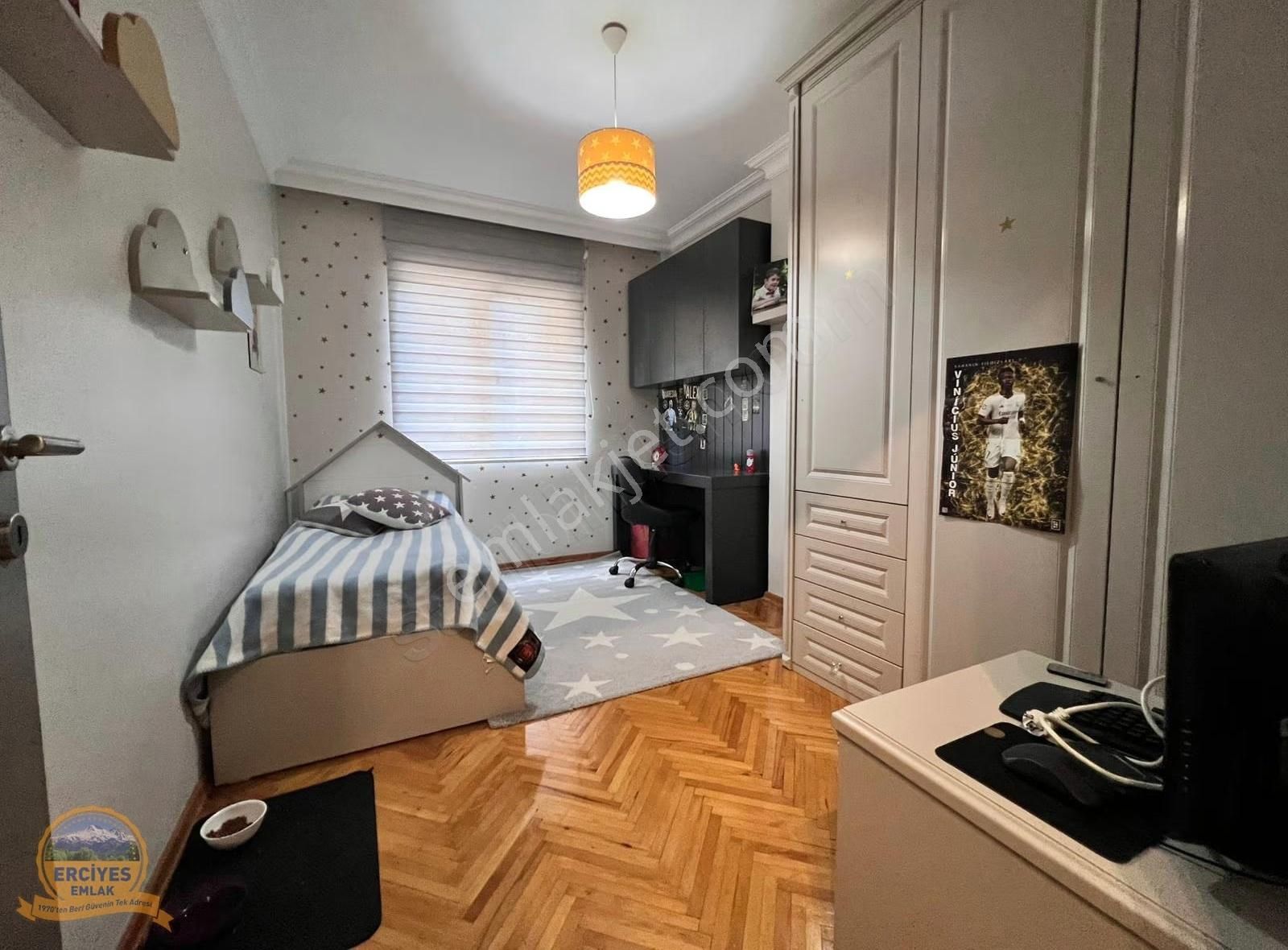 Erciyes'den Erenköy'de Katta Tek 4+1 Balkonlu, Ebeveynli 200 M² - Görsel 2