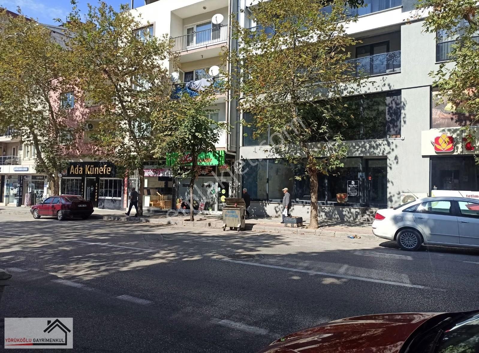 Selçukbey Caddesinde Konat Apartmanı Altı 100 M2 Kiralık Dükkan,