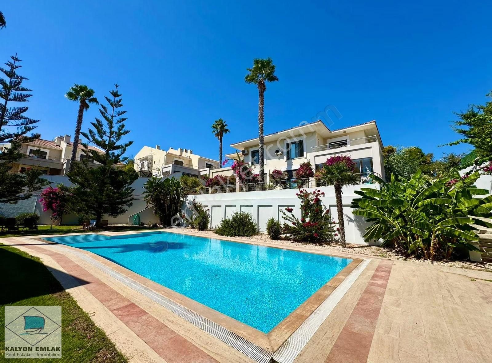 İzmir Çeşme Merkezde Havuzlu Sitede Kiralık Modern Villa