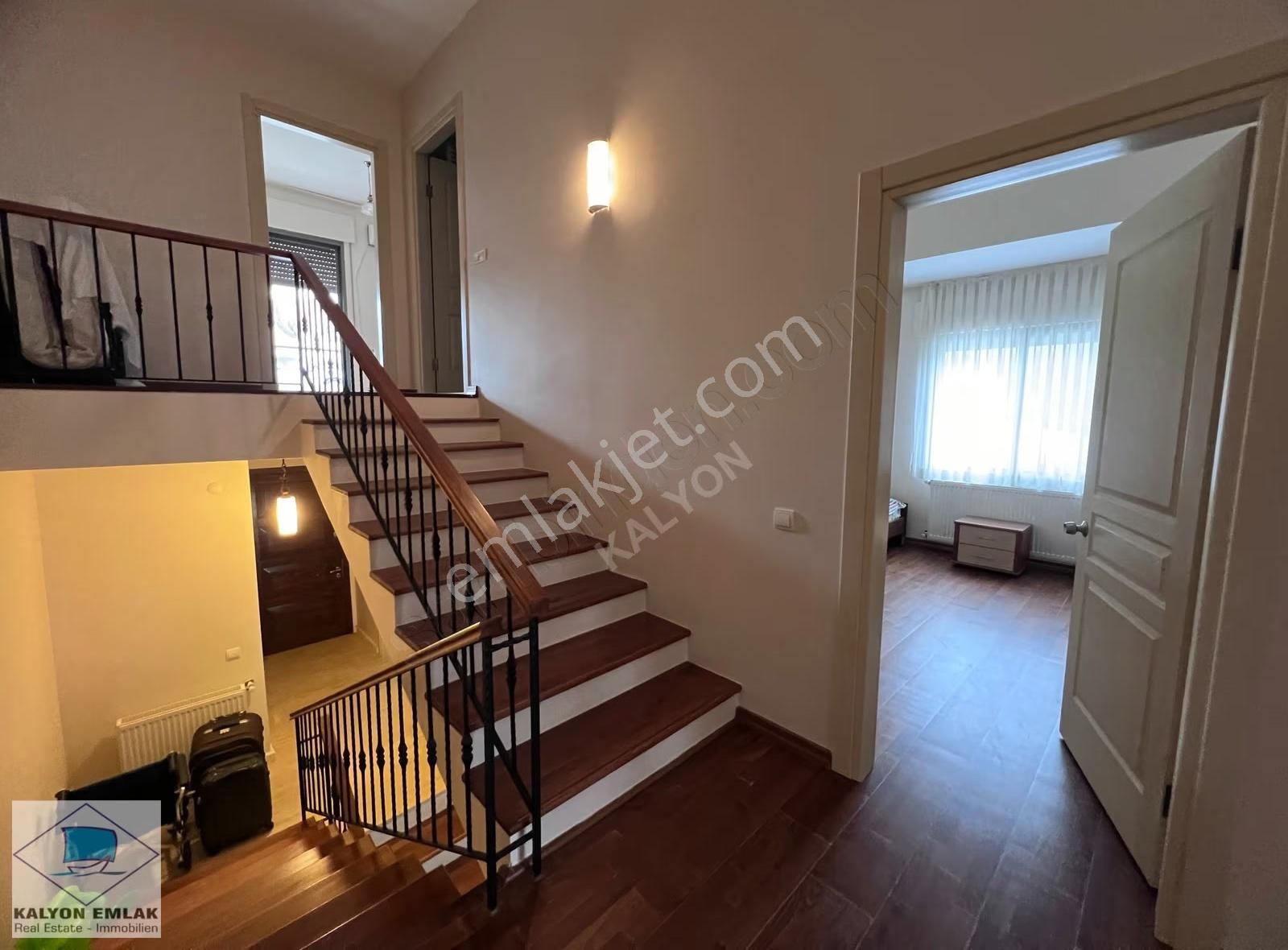 İzmir Çeşme Merkezde Havuzlu Sitede Kiralık Modern Villa - Görsel 11