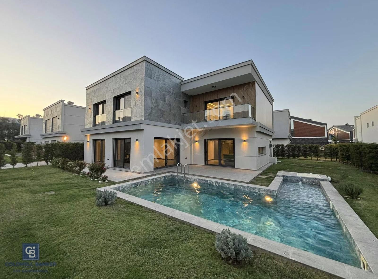 Sasalıda 5+1 Müstakil Havuzlu Satılık Villa