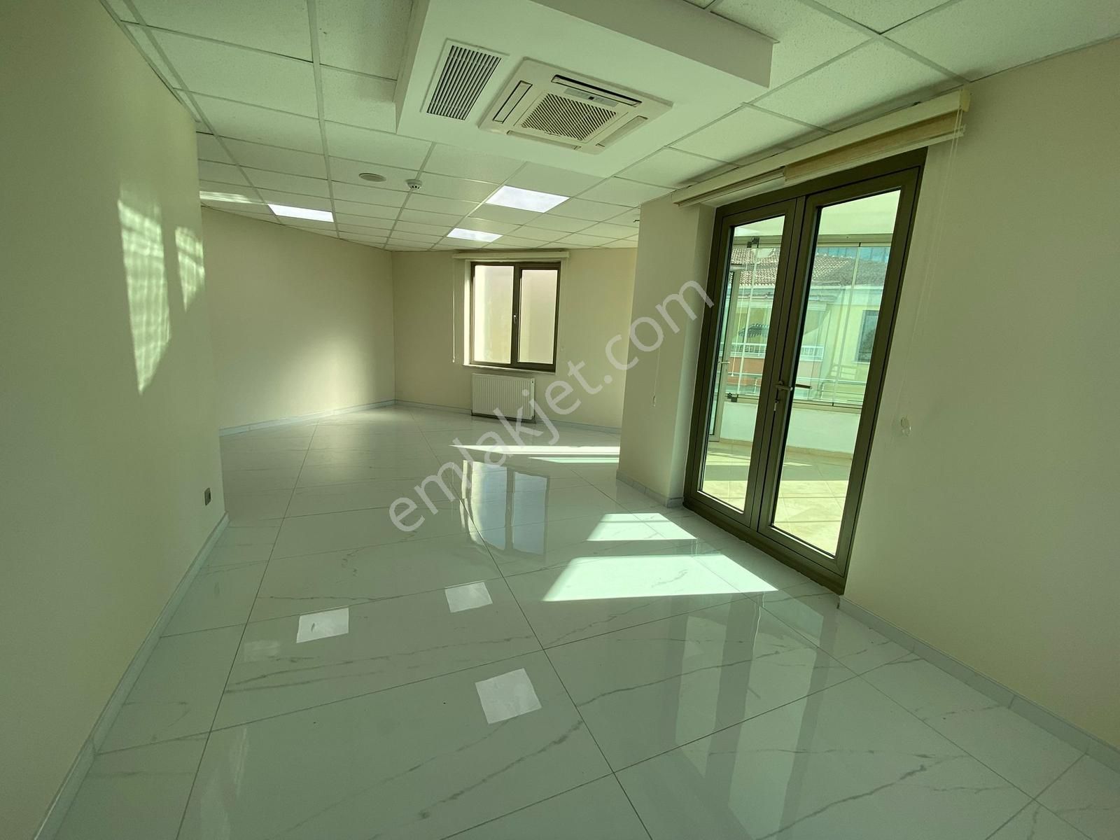 Karaca Plazada Yapılı Geniş Ferah 3+1 Kiralık Ofis - Görsel 7