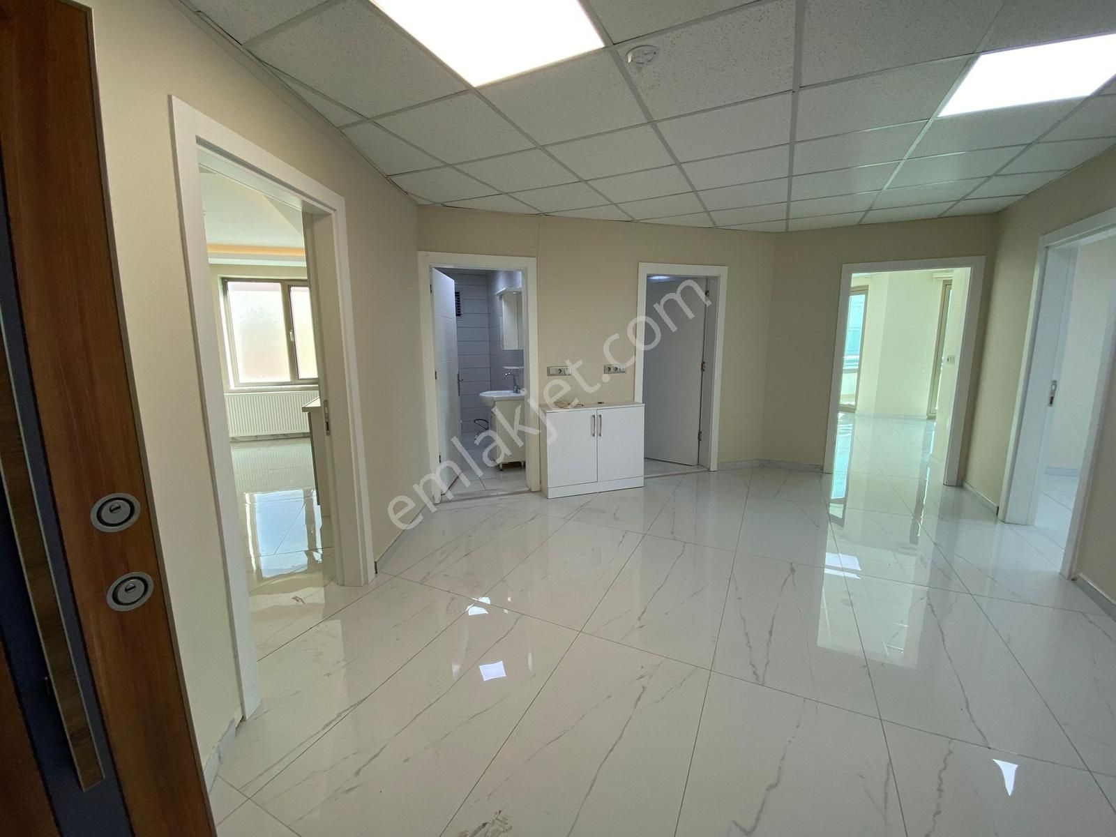 Karaca Plazada Yapılı Geniş Ferah 3+1 Kiralık Ofis - Görsel 21