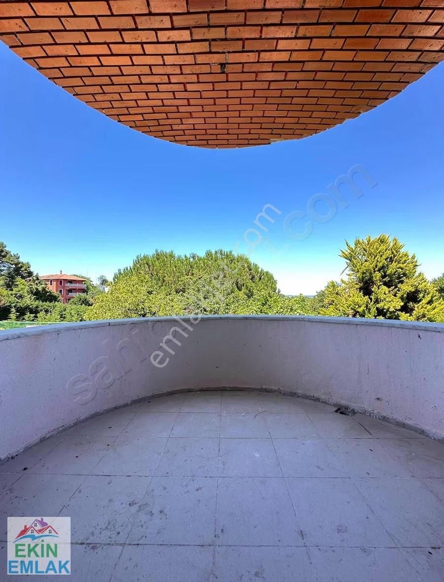 Çekmeköy Reşadiye 800 M2 Arsa İcinde 3 Katlı Kiralık Villa