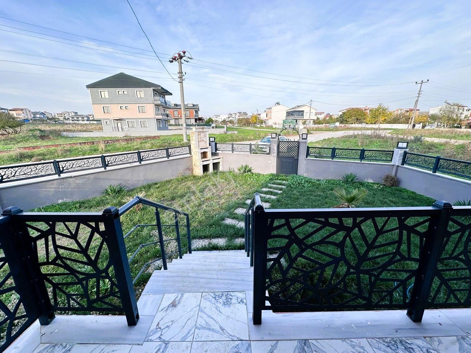 Yeniçiftlikte Denize Yakın Cadde Üstü Geniş Bahçeli 3+1 Villa Yazlık - Görsel 26