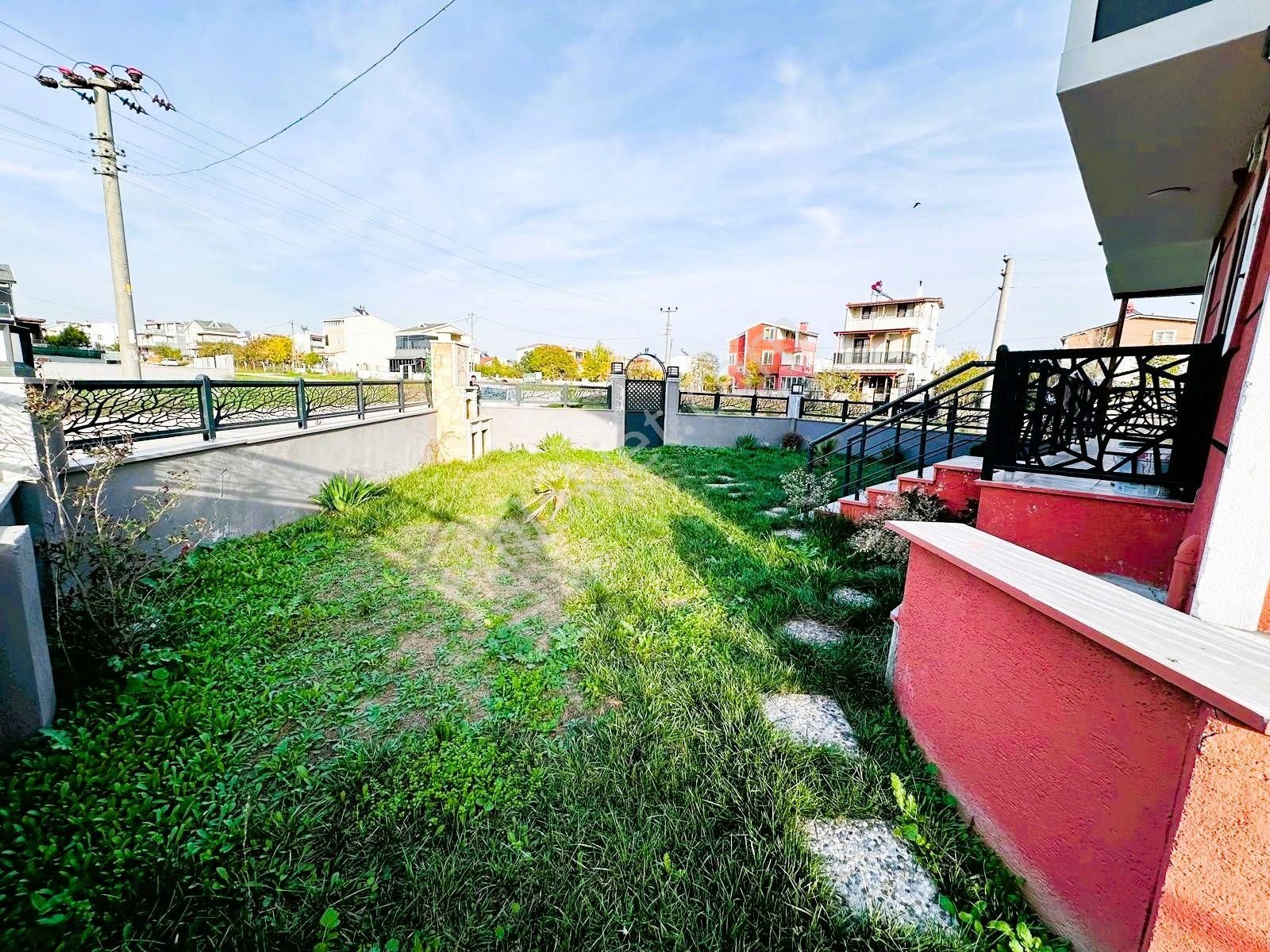 Yeniçiftlikte Denize Yakın Cadde Üstü Geniş Bahçeli 3+1 Villa Yazlık - Görsel 5