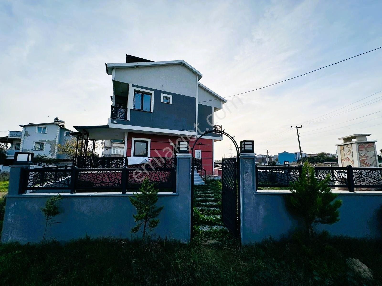 Yeniçiftlikte Denize Yakın Cadde Üstü Geniş Bahçeli 3+1 Villa Yazlık - Görsel 4