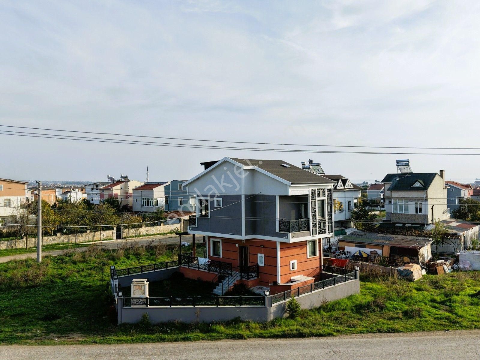 Yeniçiftlikte Denize Yakın Cadde Üstü Geniş Bahçeli 3+1 Villa Yazlık - Görsel 2