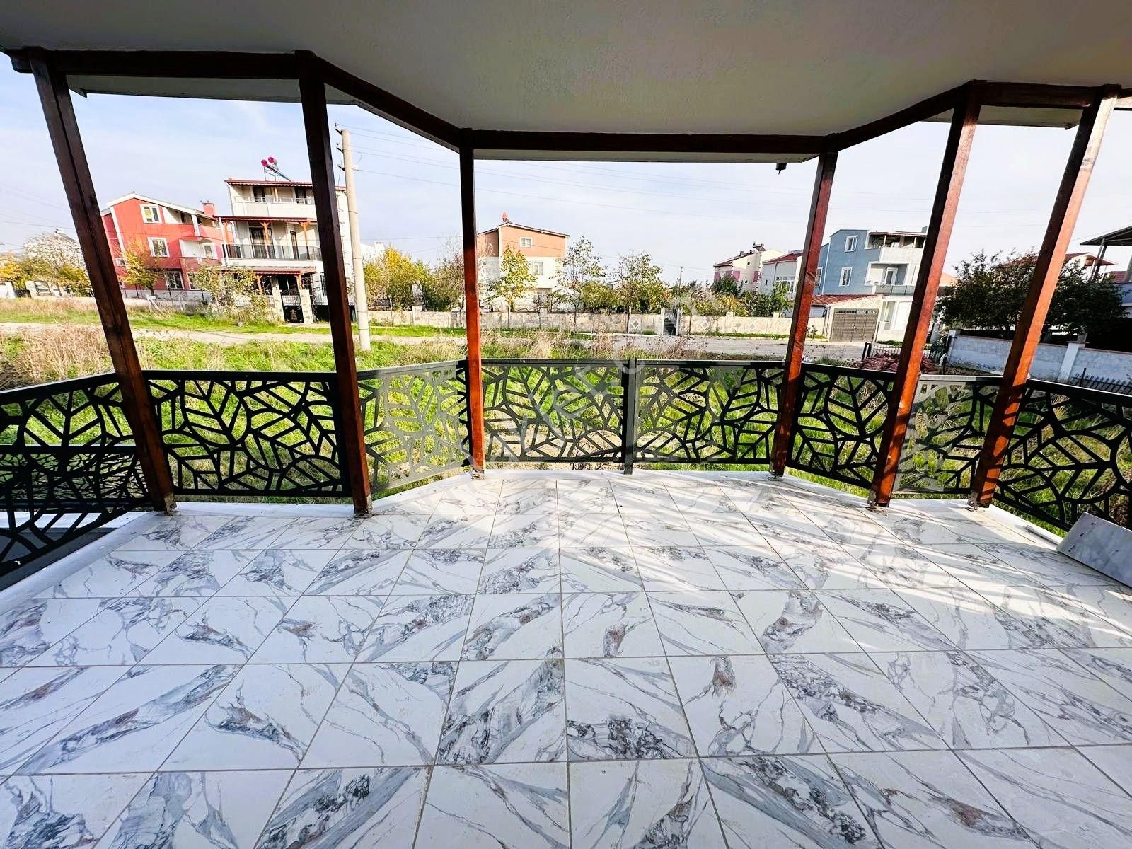 Yeniçiftlikte Denize Yakın Cadde Üstü Geniş Bahçeli 3+1 Villa Yazlık - Görsel 9