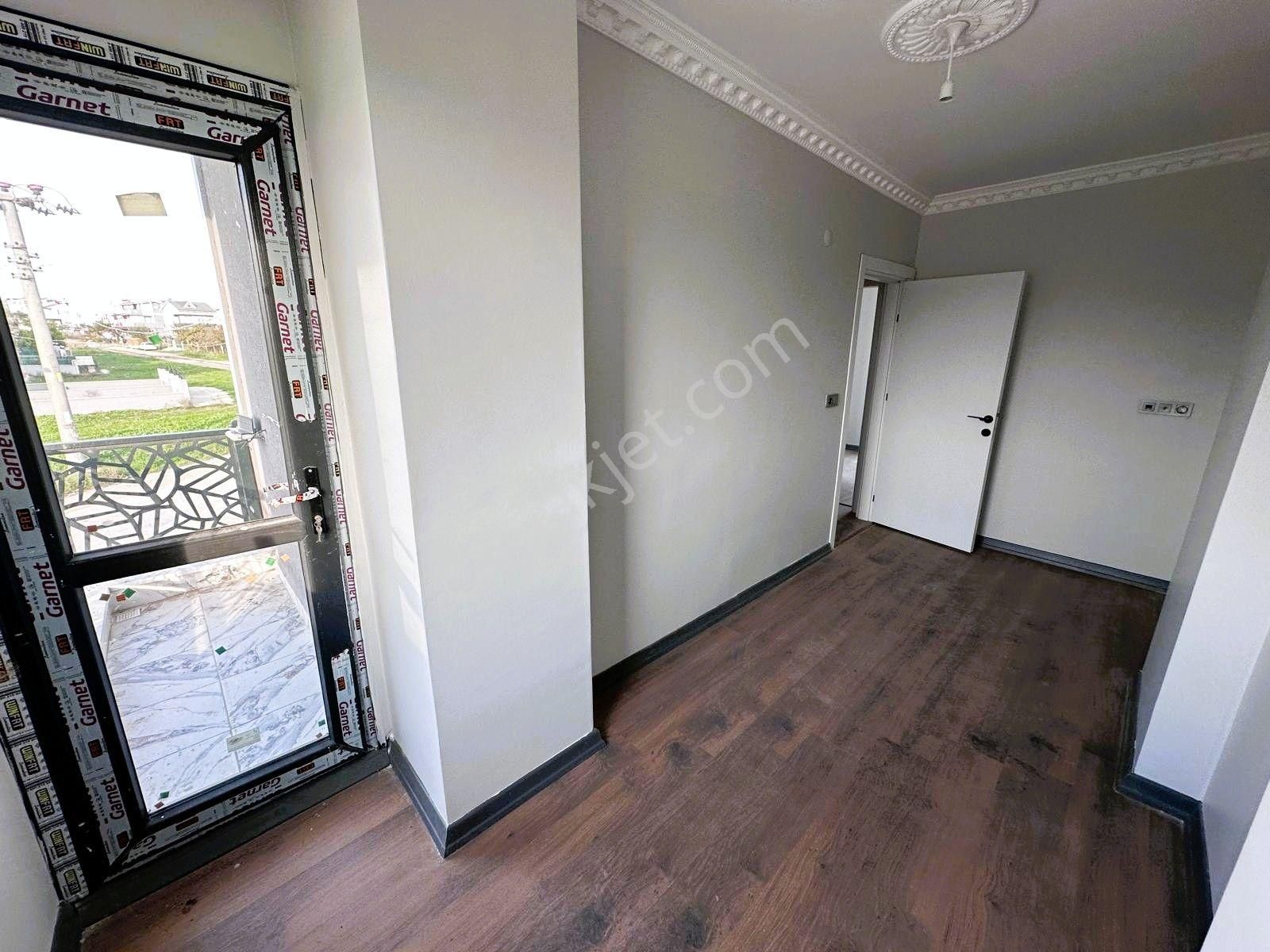 Yeniçiftlikte Denize Yakın Cadde Üstü Geniş Bahçeli 3+1 Villa Yazlık - Görsel 15