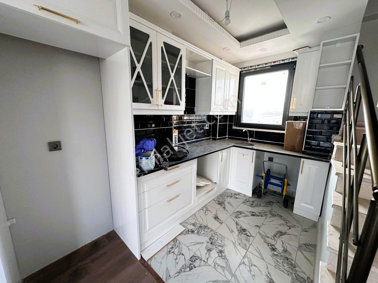 Yeniçiftlikte Denize Yakın Cadde Üstü Geniş Bahçeli 3+1 Villa Yazlık - Görsel 12