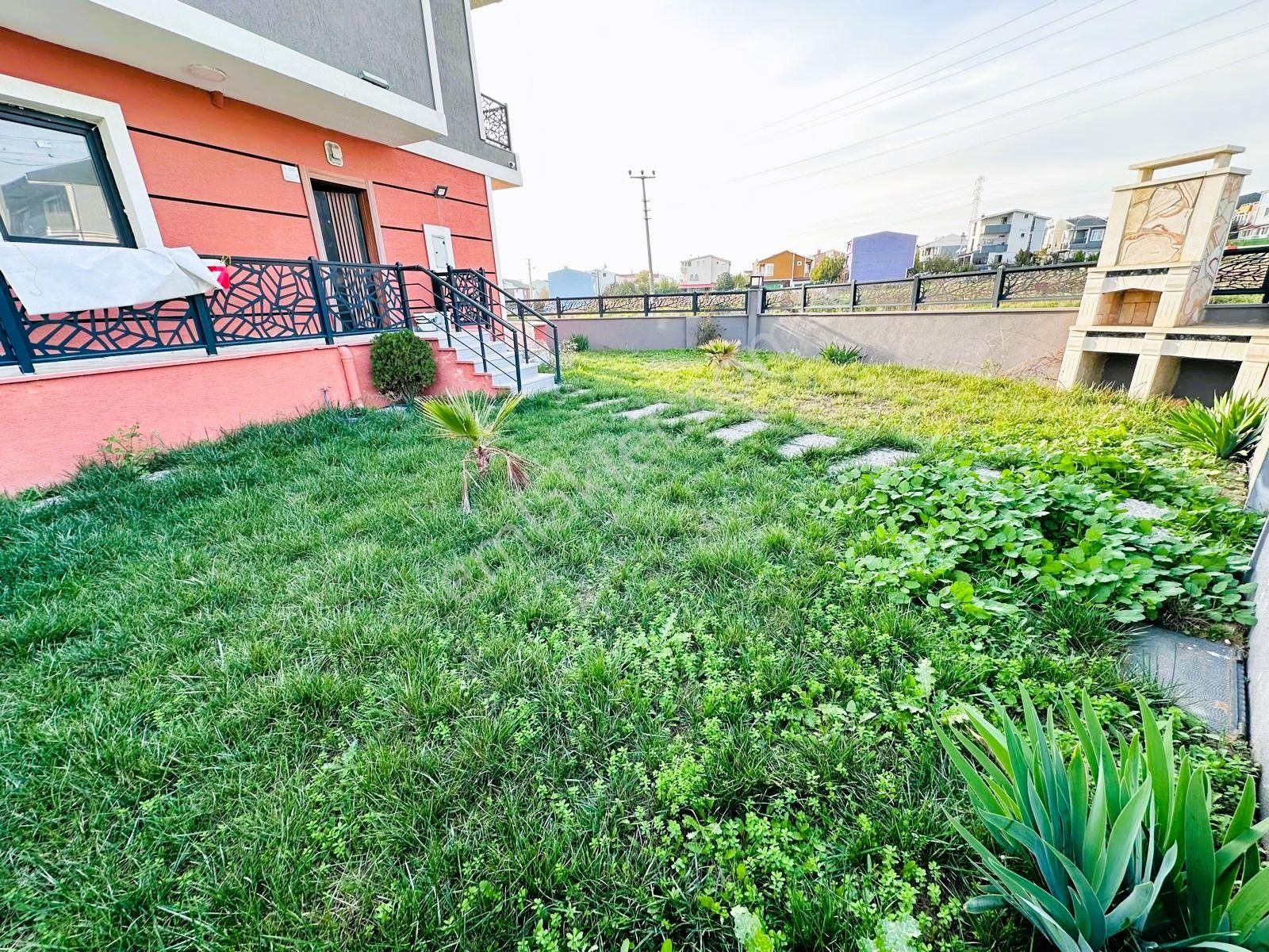 Yeniçiftlikte Denize Yakın Cadde Üstü Geniş Bahçeli 3+1 Villa Yazlık - Görsel 6