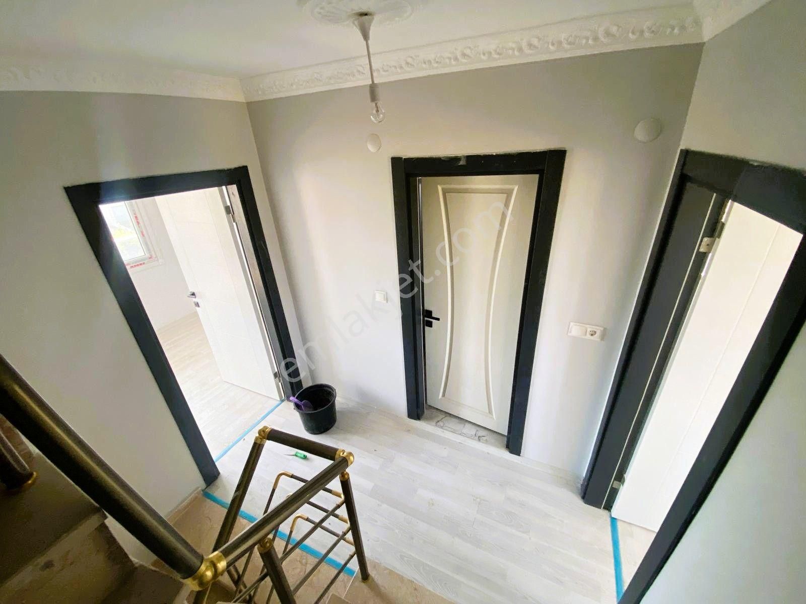 Yeniçiftlikte Denize Yakın Cadde Üstü Geniş Bahçeli 3+1 Villa Yazlık - Görsel 32