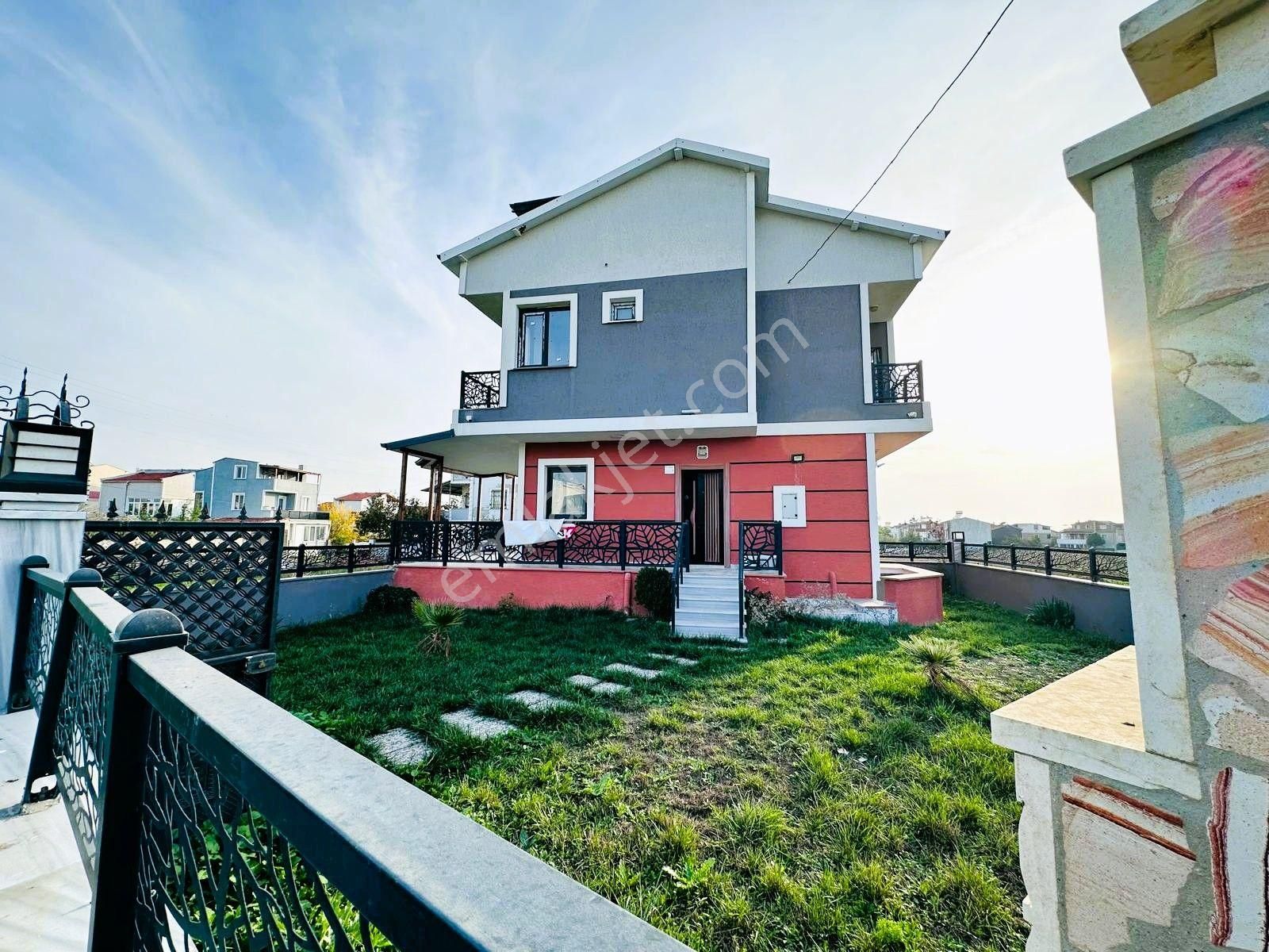 Yeniçiftlikte Denize Yakın Cadde Üstü Geniş Bahçeli 3+1 Villa Yazlık