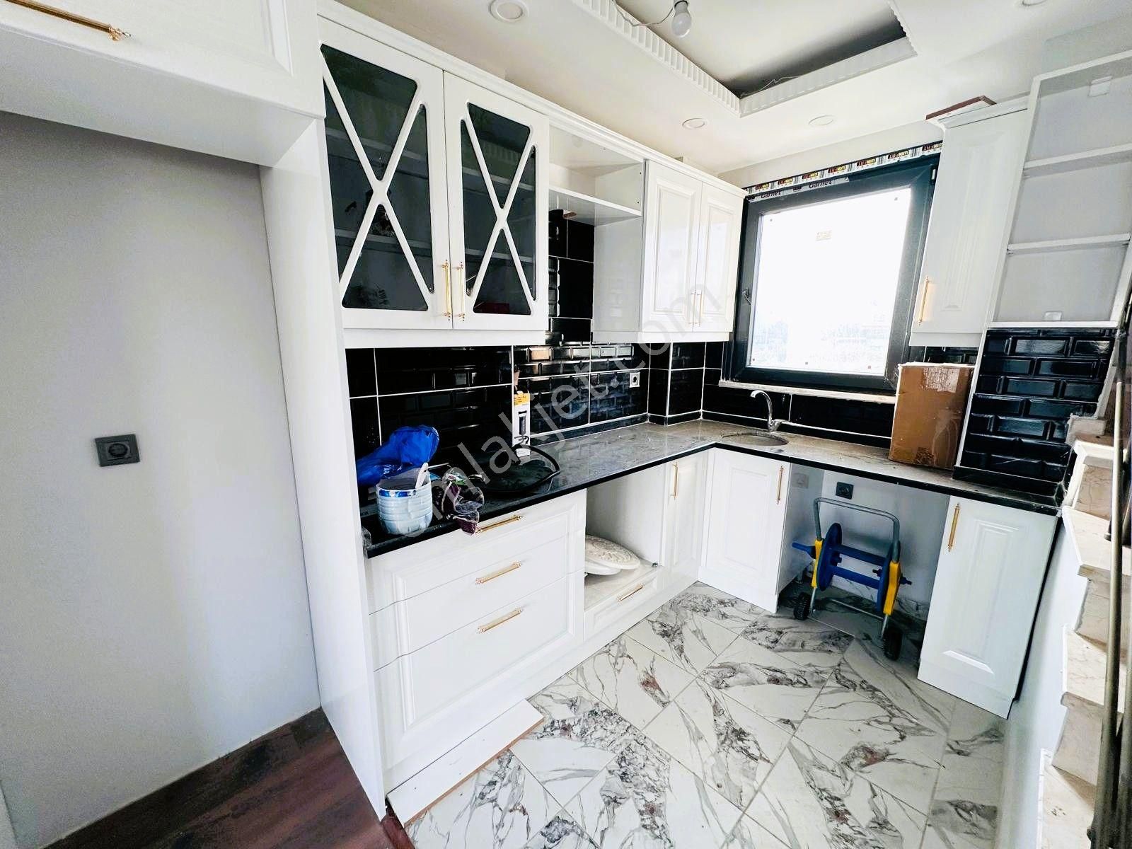 Yeniçiftlikte Denize Yakın Cadde Üstü Geniş Bahçeli 3+1 Villa Yazlık - Görsel 8