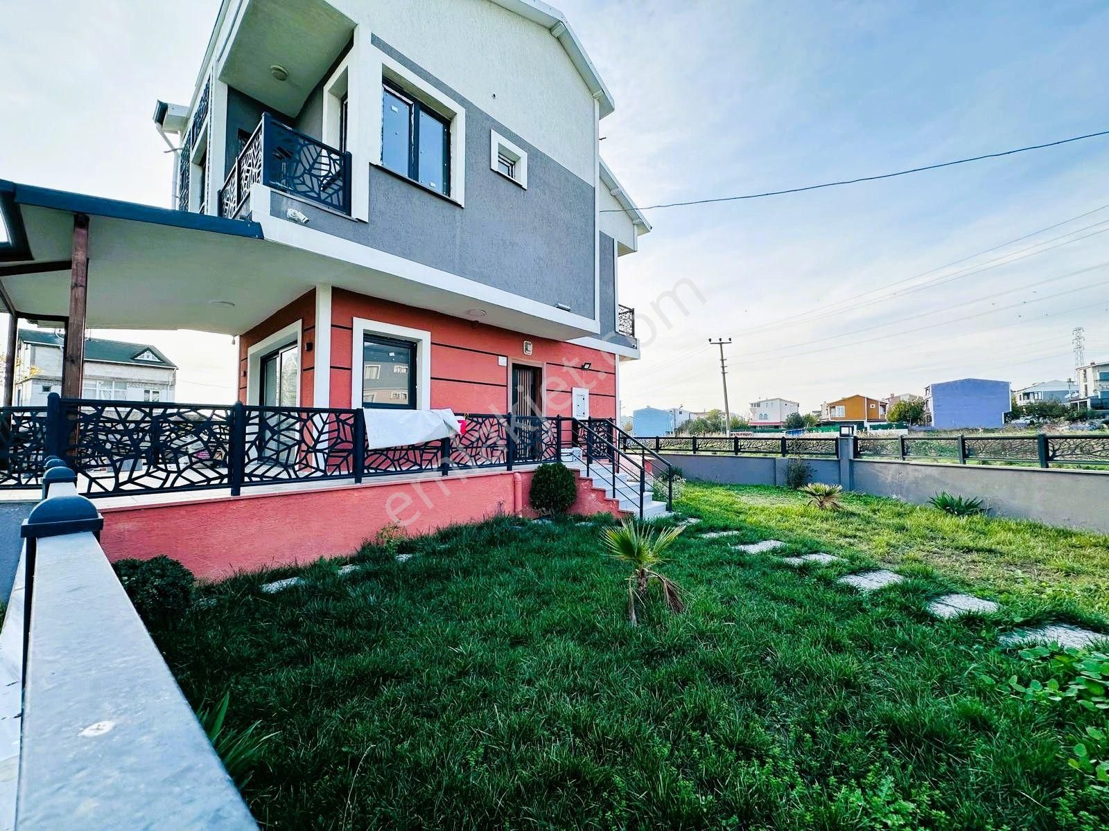 Yeniçiftlikte Denize Yakın Cadde Üstü Geniş Bahçeli 3+1 Villa Yazlık - Görsel 3