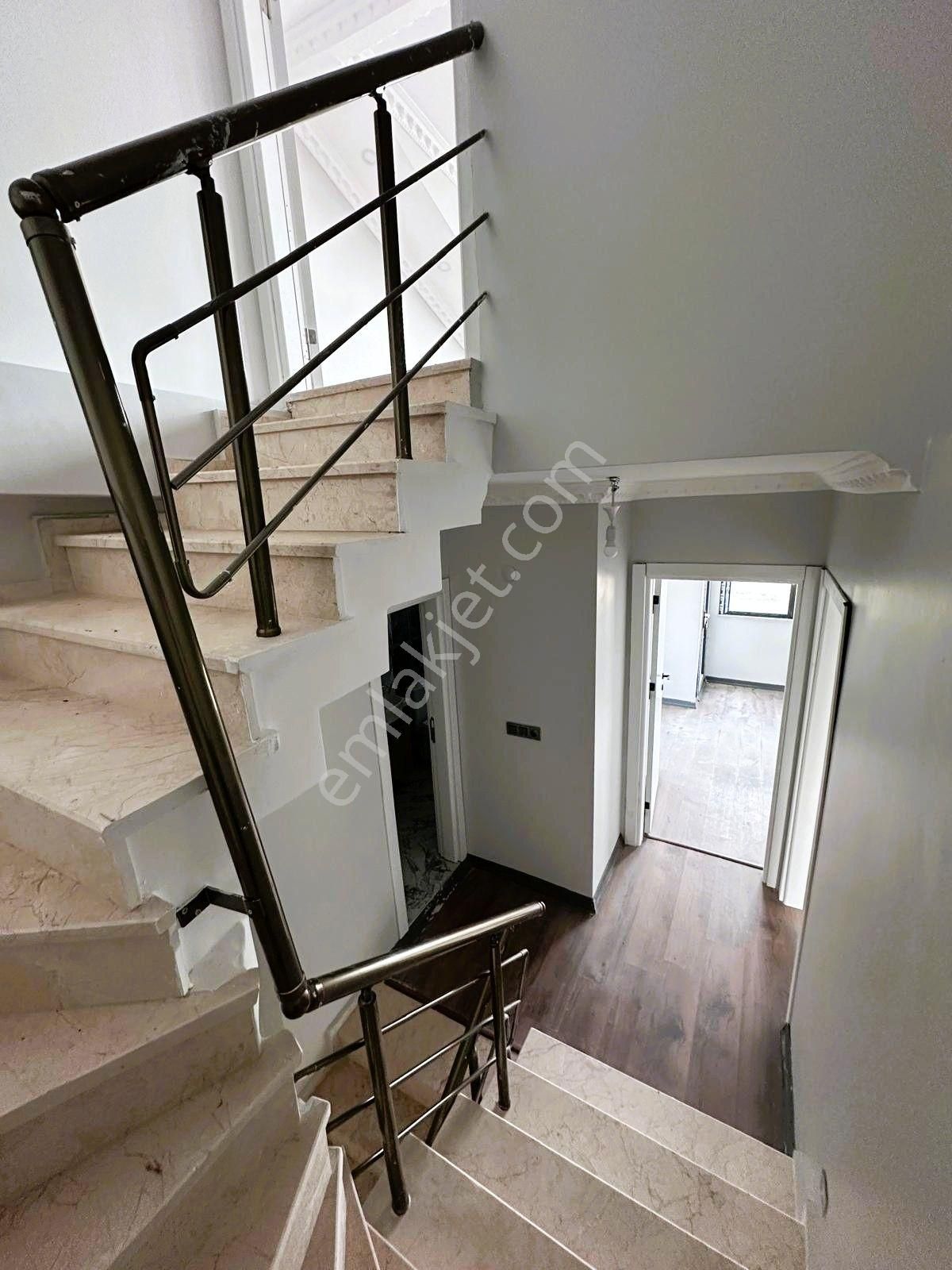 Yeniçiftlikte Denize Yakın Cadde Üstü Geniş Bahçeli 3+1 Villa Yazlık - Görsel 24