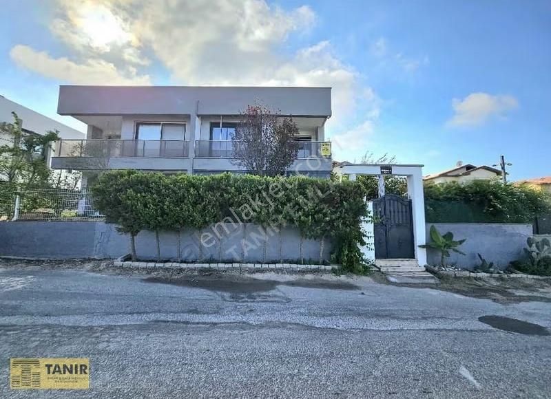 Kusadası Karaova Mevkiinde Deniz Manzaralı 3+1 Villa