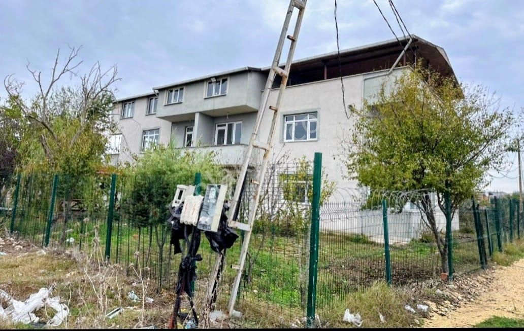 Çatalca Subaşında 700m Arsa İçinde Düşeş Satılık 3 Katlı Ev No:440