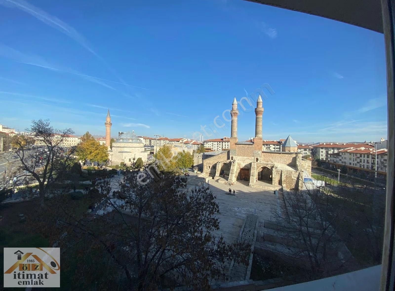 Hükümet Binası Merkez Meydan Manzaralı Kiralık 1+1 - Görsel 11