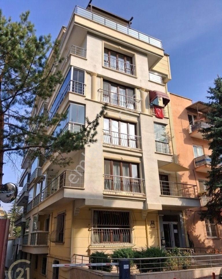 Esat Başak Sokak Genç Binada Boş 3+1 Kombili , Otoparklı