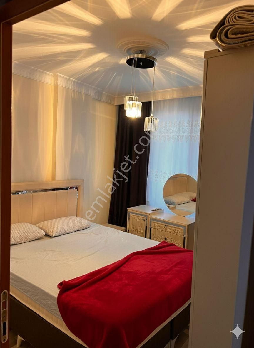 Kapalı Yüzme Havuzun Karşısında