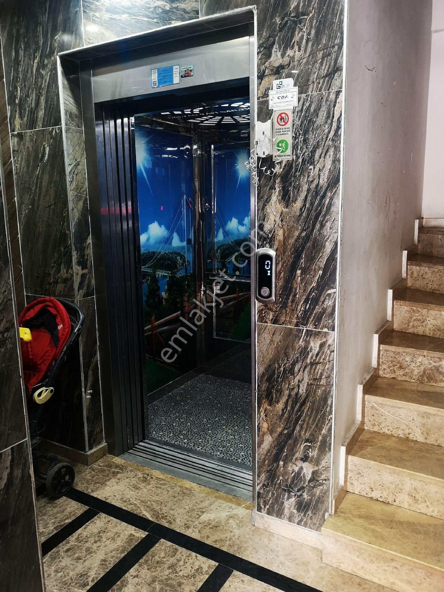 Kapalı Yüzme Havuzun Karşısında - Görsel 6