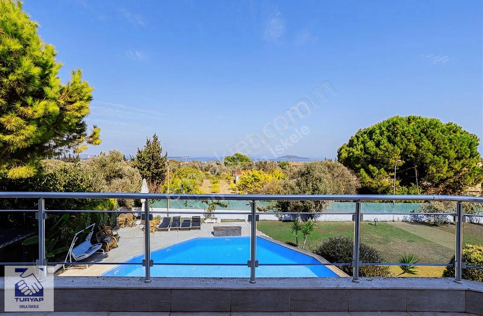 Urla Çeşmealtında Deniz Manzaralı Villa