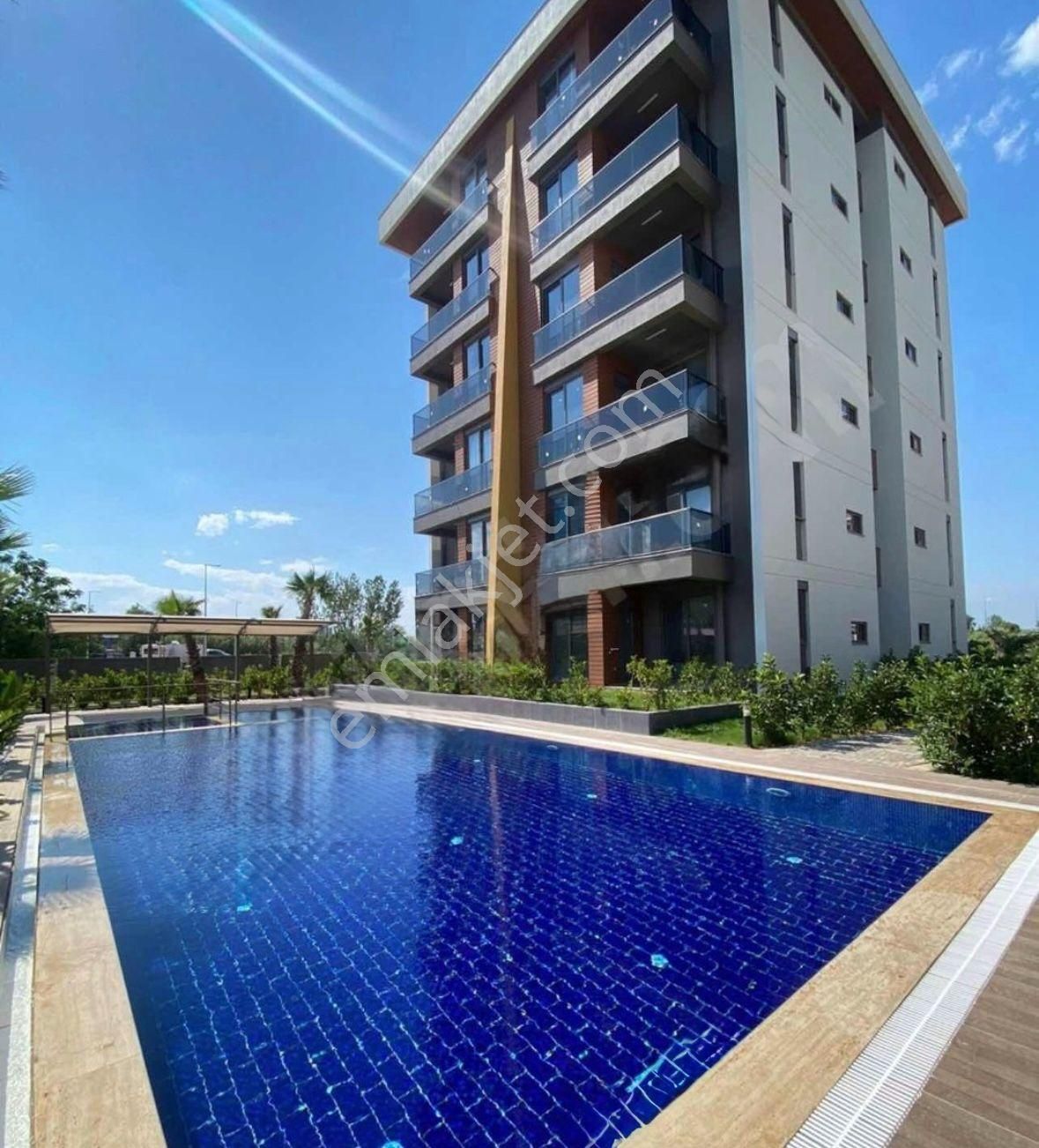 Göksuda Havuzlu Sitede Akıllı Ev Sistemli Geniş 1+1 Arakat