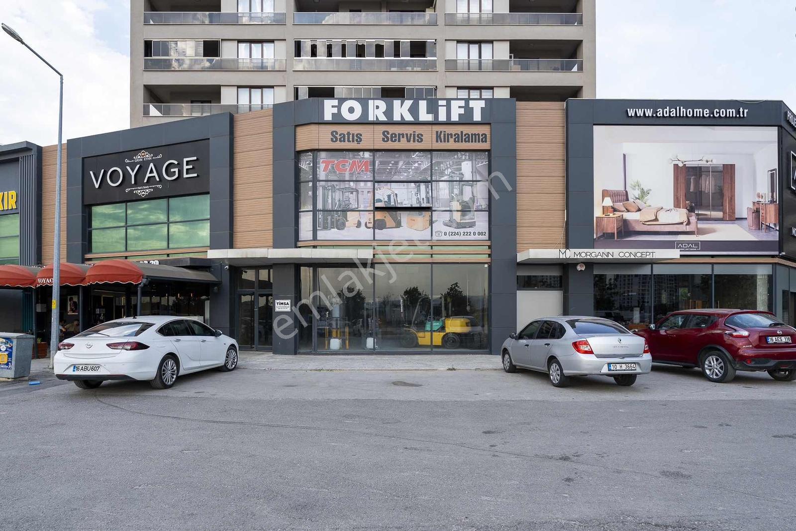 Cb Black'tan 23 Nisan Cadde Üzeri Emsalsiz Dükkan