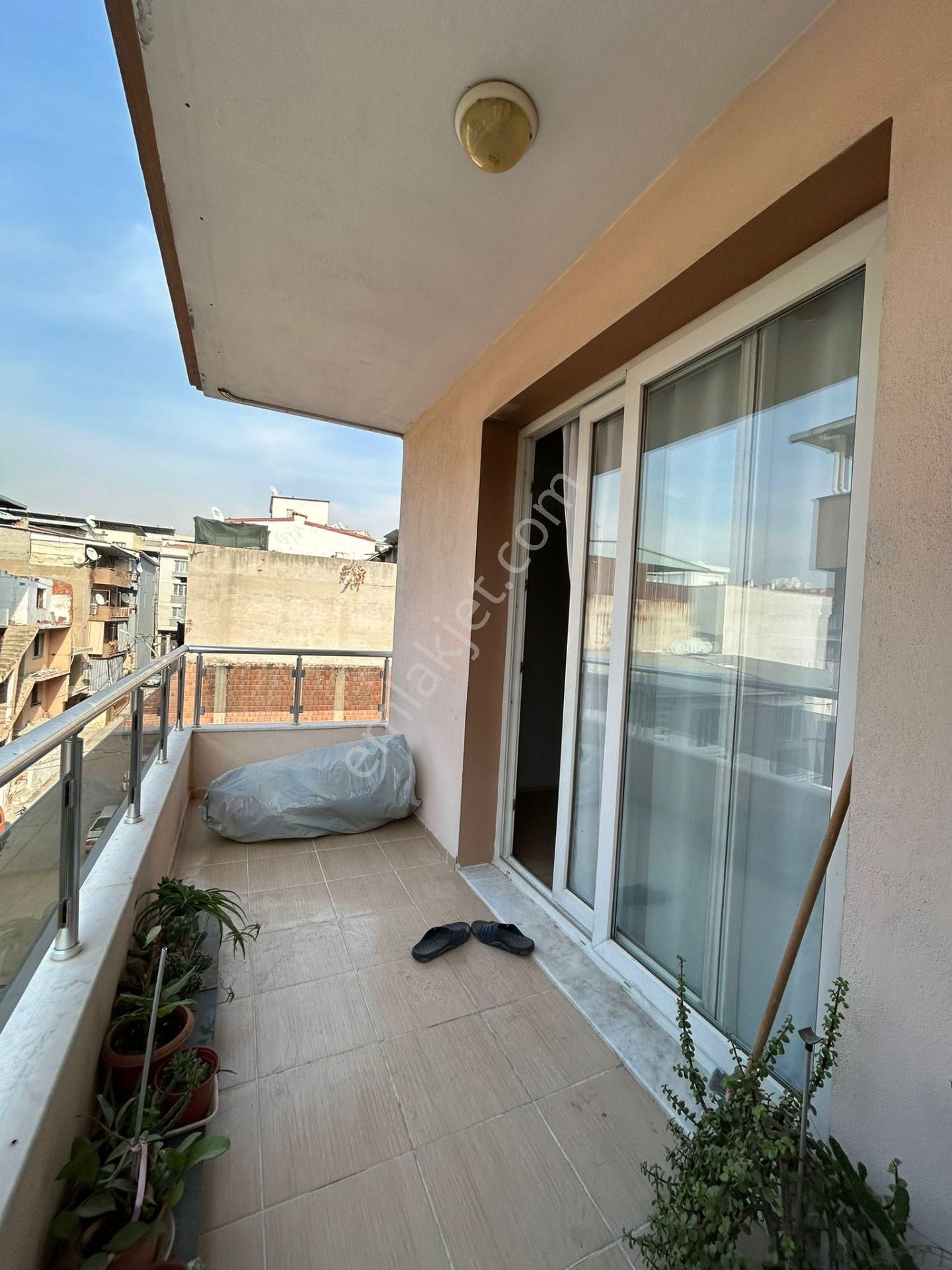 Buca Turyap'tan Harika Konumda İçi Tamamen Yenilenmiş Genç Daire - Görsel 13