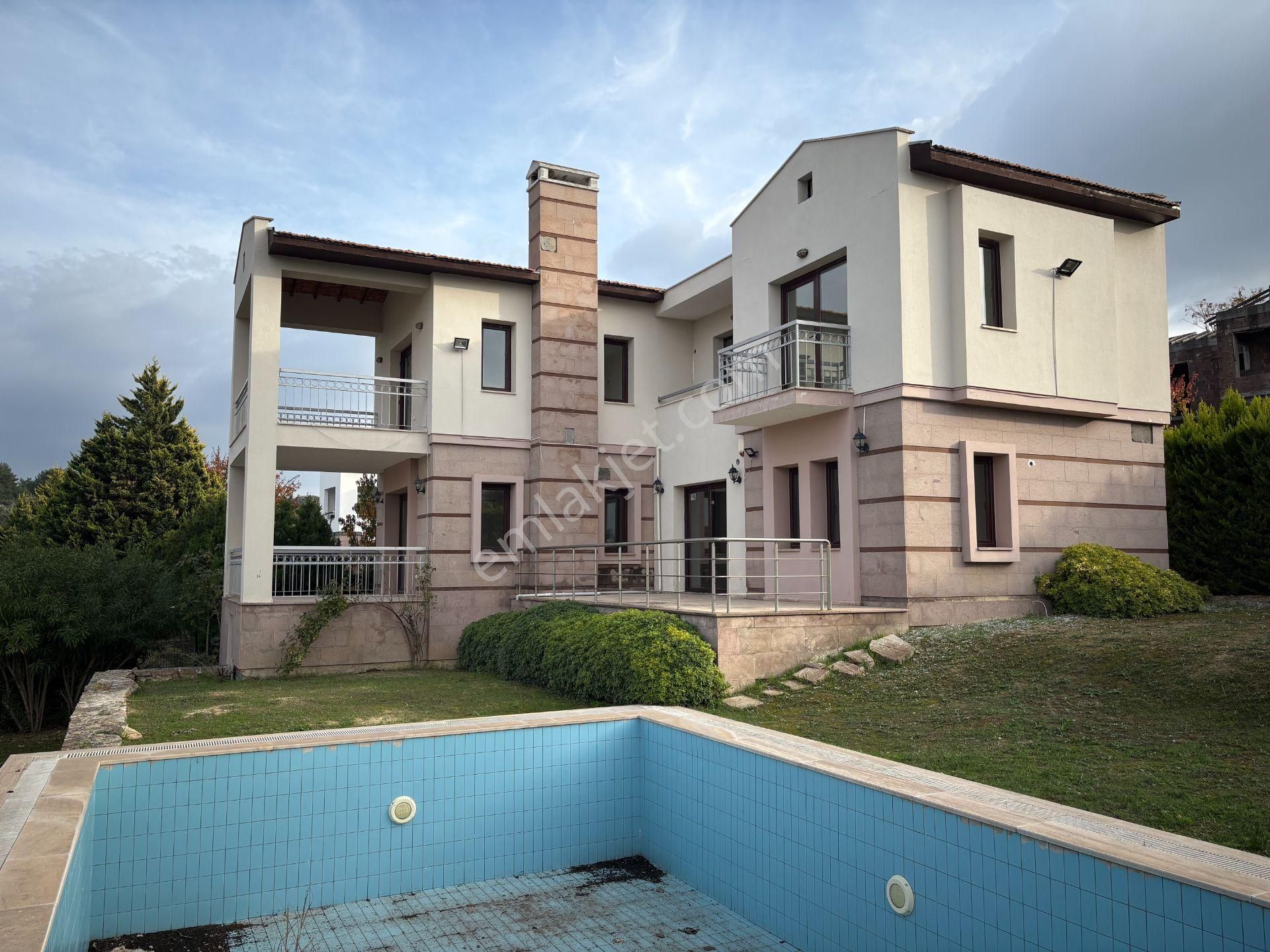 Geniş Arsada Satılık 4+1 Müstakil, Özel Havuzlu Villa