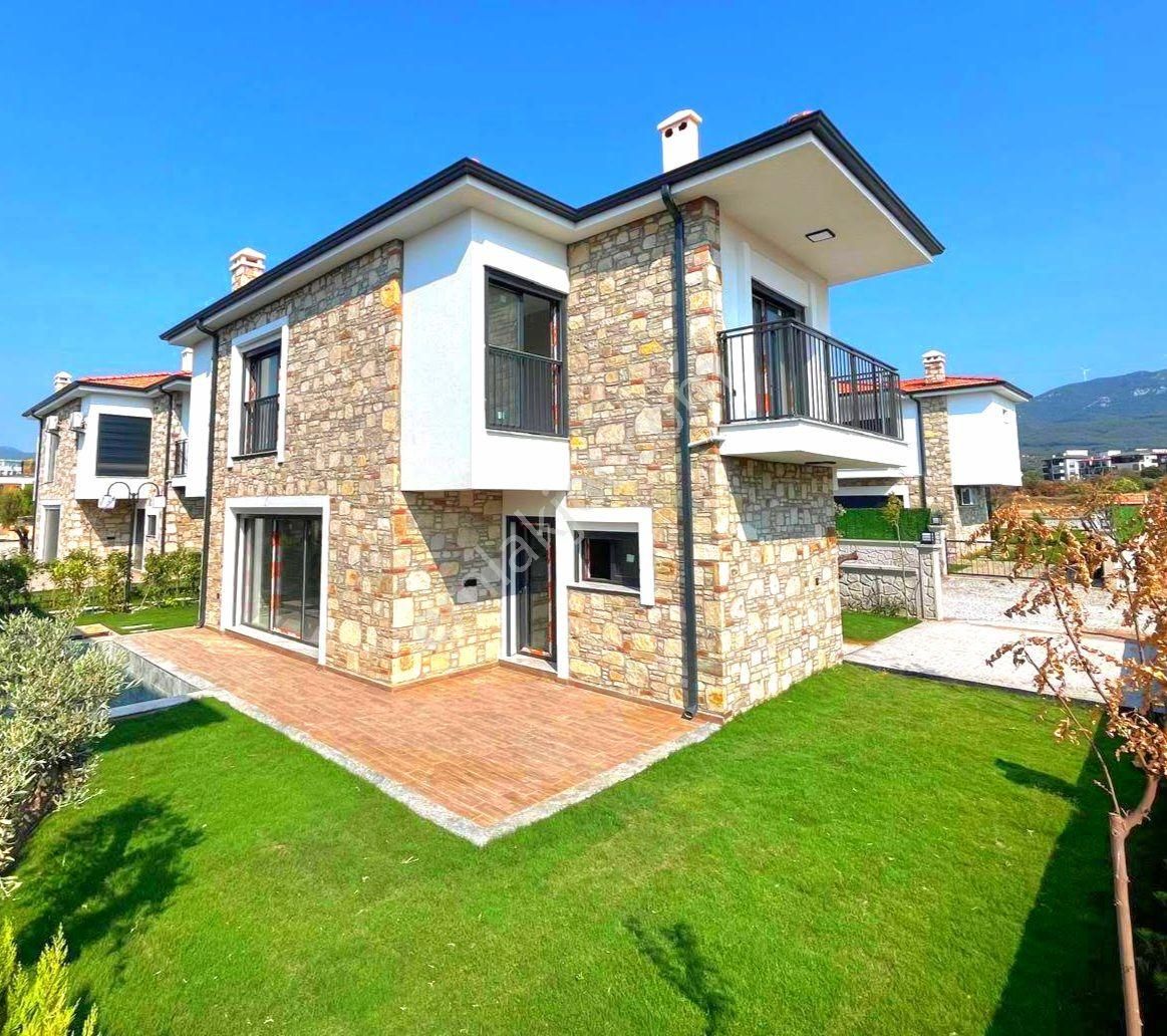 Davutlarda Özel Havuzlu Köşe Konumlu Tek Müstakil Sıfır Villa