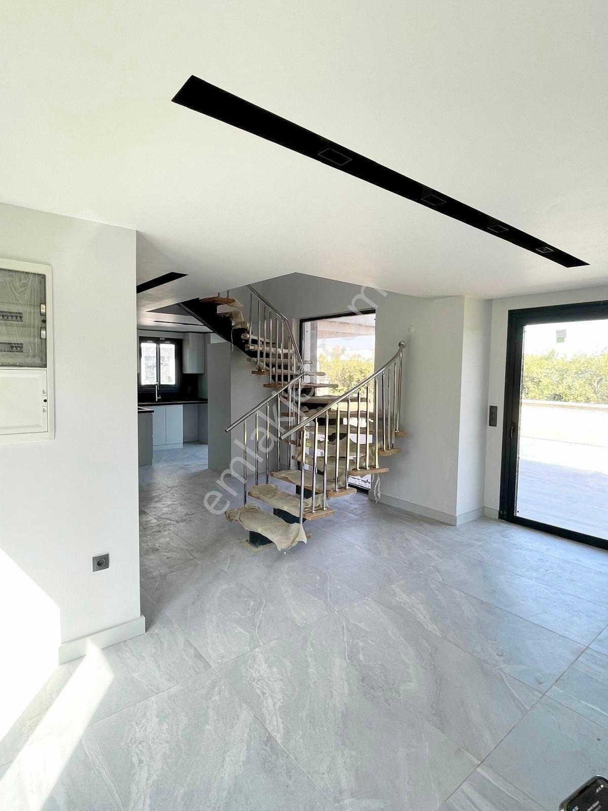 Kuşadası Güzelçamlı'da Müstakil Özel Havuzlu Sıfır 3+1 - Görsel 9