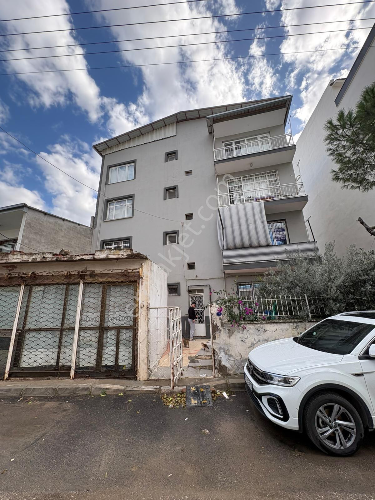 Menemen Yahselli De 269 M2 Arsada Satılık 4 Daire 1 Dükkan.