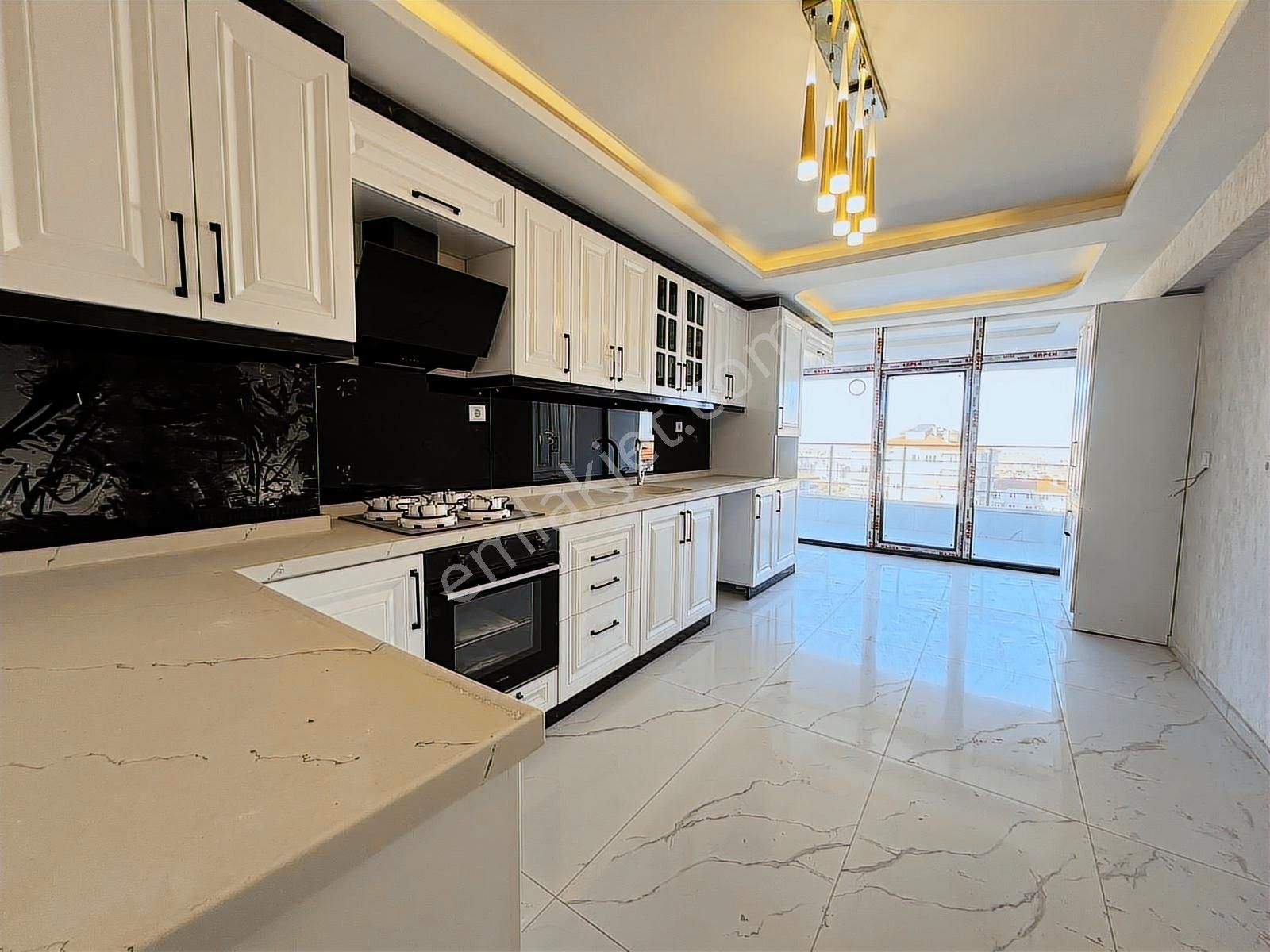 Engin Emlak'tan Manzarlı 4+1 Site İçerisin'de G.odalı Daire