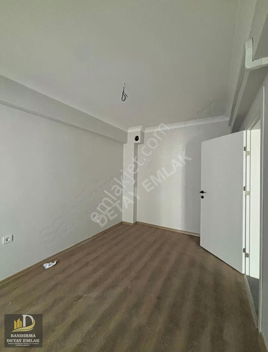 Detay Emlak'tan Yeni Mahallede 1+1 Kapalı Balkonlu Satılık Daire