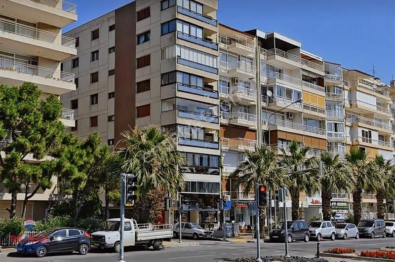 Karşıyaka Sahil 4+1 Tadilatlı Satılık Yalı Dairesi