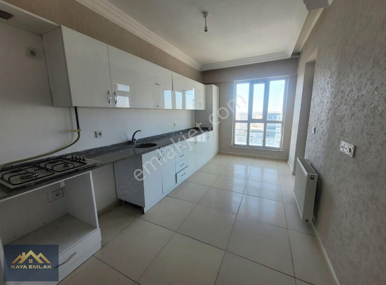 Karataş Merkezde Tranvay Caddesi Üzerinde Ara Kat 3+1 Daire