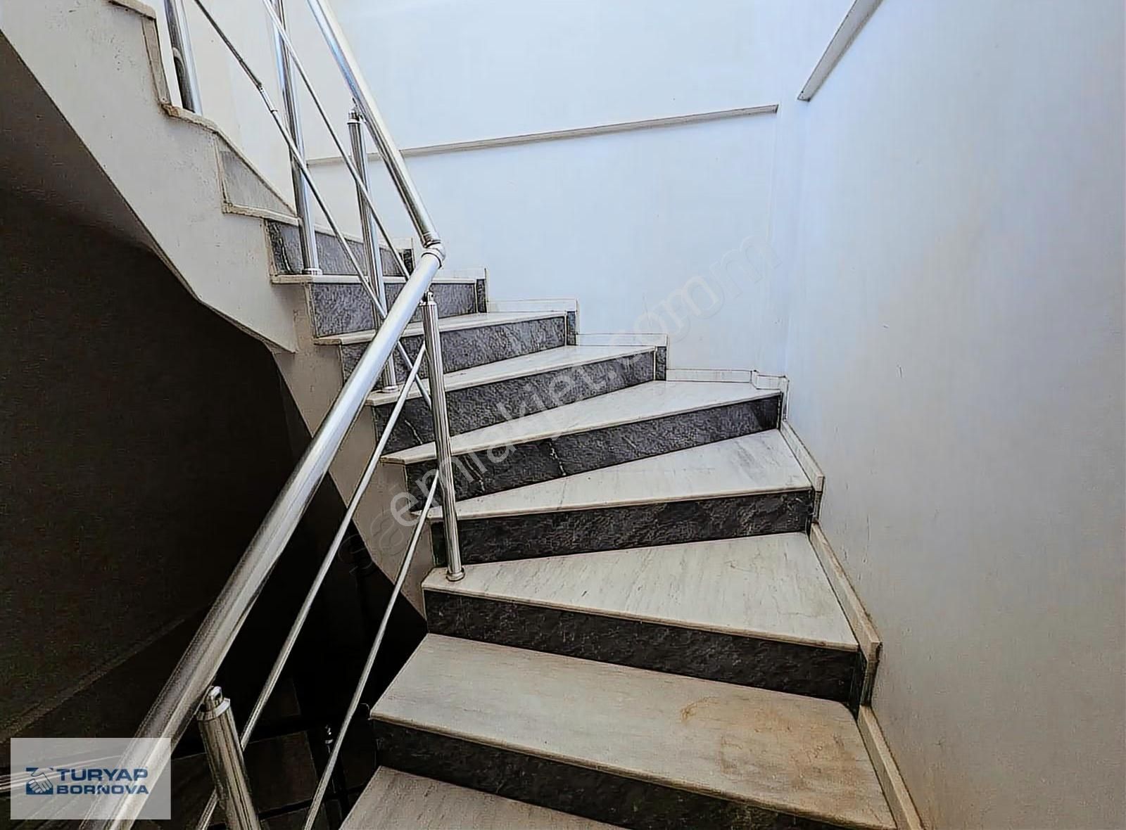 İzban Durağına Yakın Teraslı Deniz Manzaralı Satılık 2+1 Daire - Görsel 3