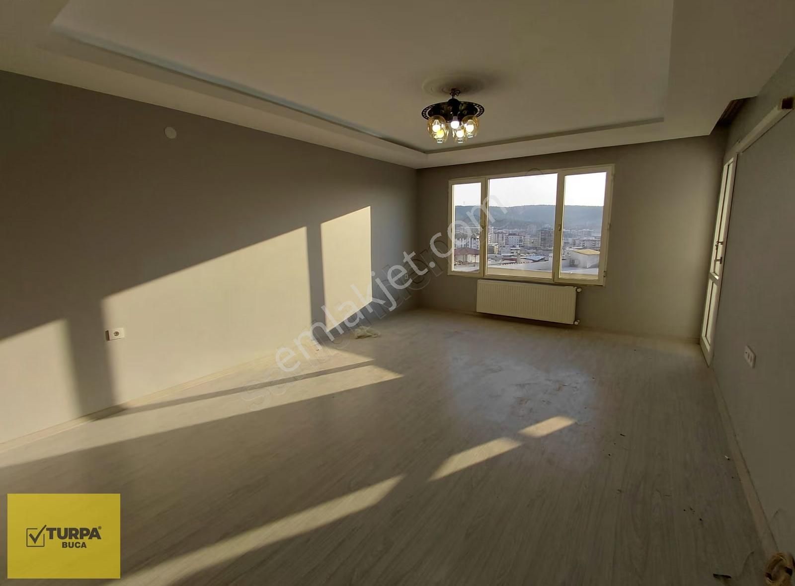 Turpa Buca'dan Cadde Üzeri Site İçerisinde Lüks 3+1 Geniş Daire