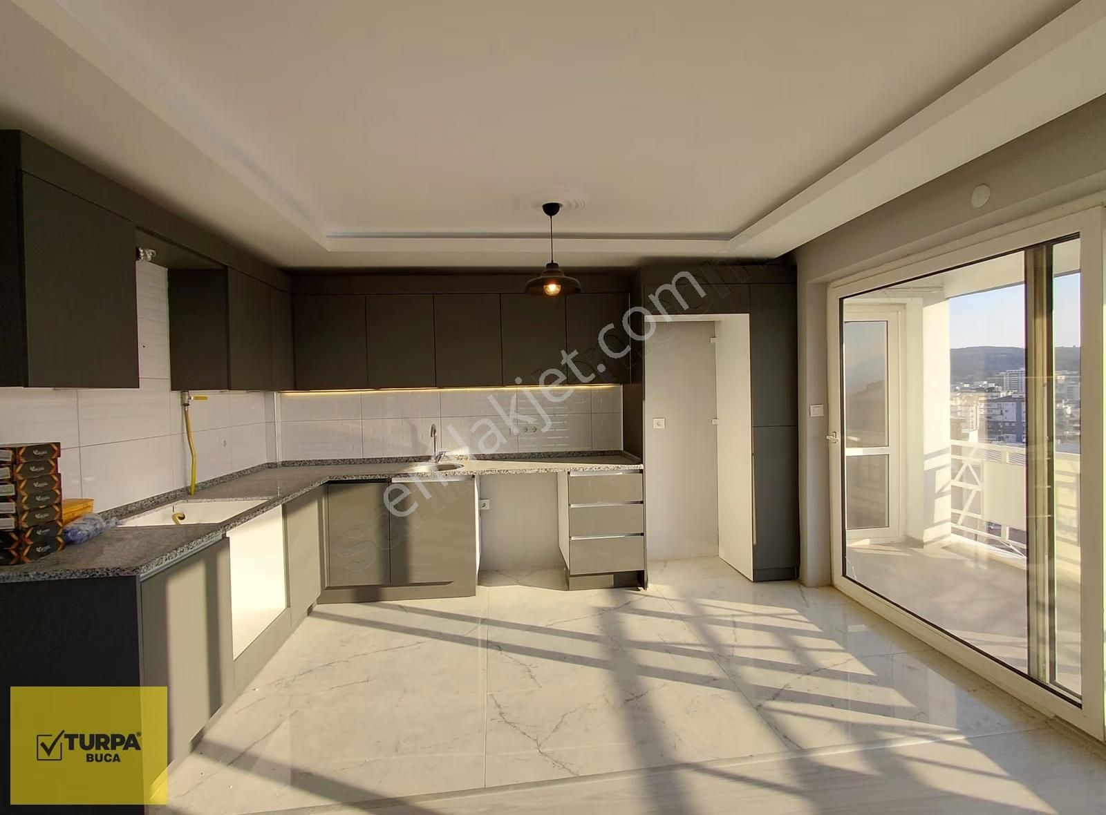 Turpa Buca'dan Cadde Üzeri Site İçerisinde Lüks 3+1 Geniş Daire - Görsel 2