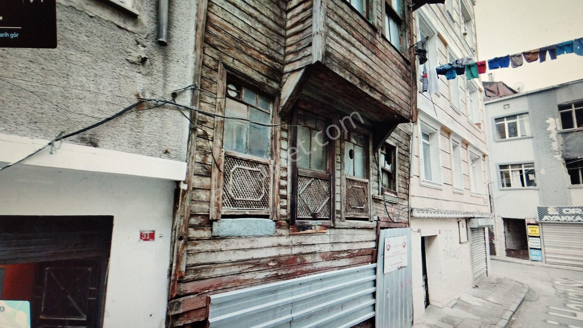 Tarihi Yarımada'da Terkedilmiş Ahşap Bina - Görsel 4