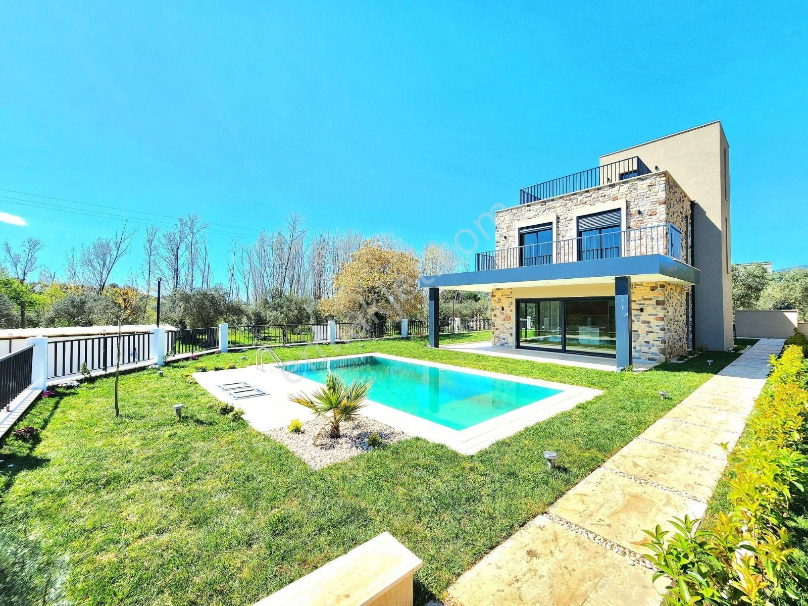 ▶ ▶ Akçay Körfez'den Satılık 450 M2 Arsa İçinde Müstakil Havuzlu Sıfır 4+1 Villa