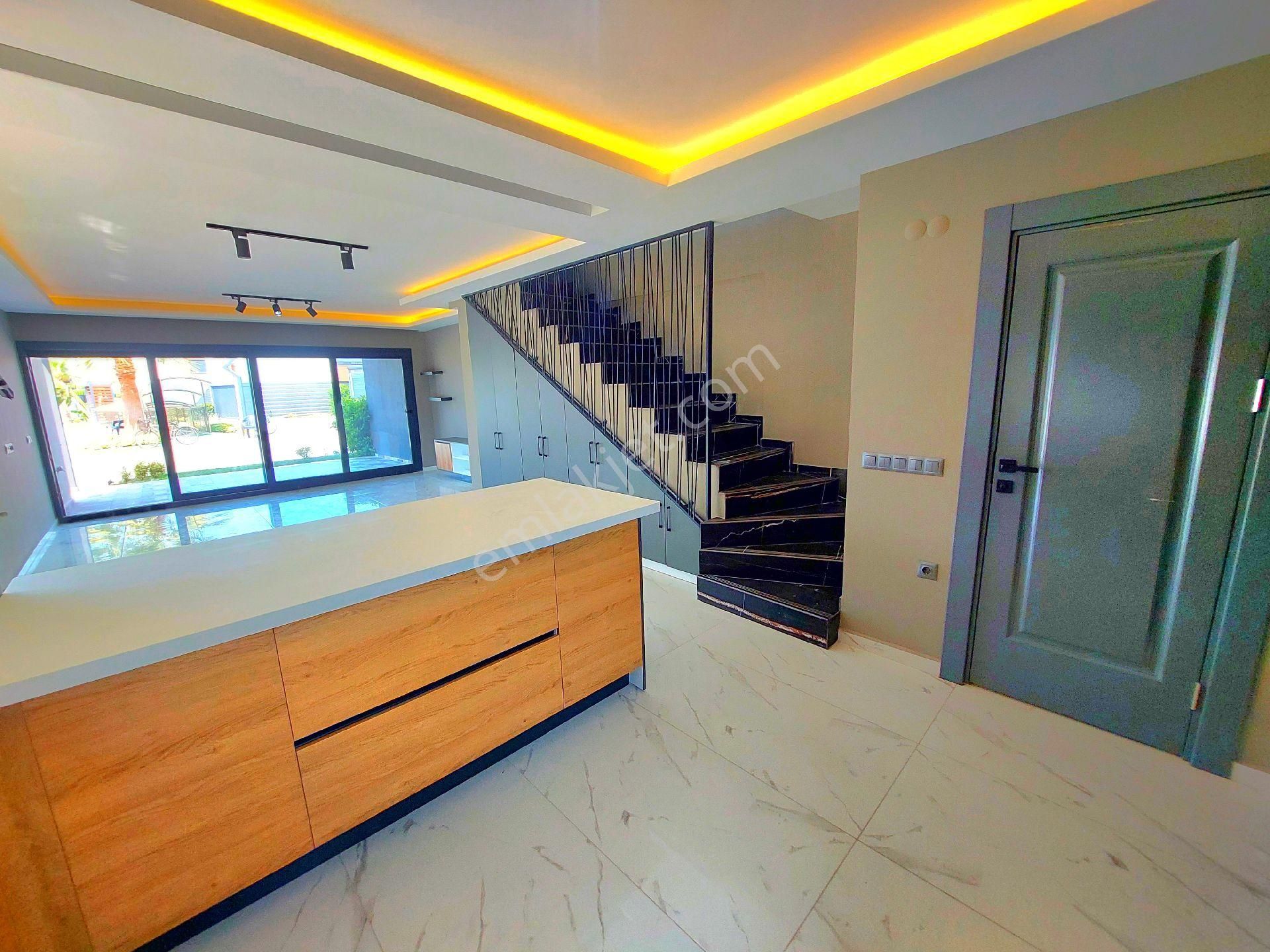 Kuşadasında Plaja Ve Avm 'ye Yakın Havuzlu Sitede 3+1 Bahçeli Sıfır Villa - Görsel 18