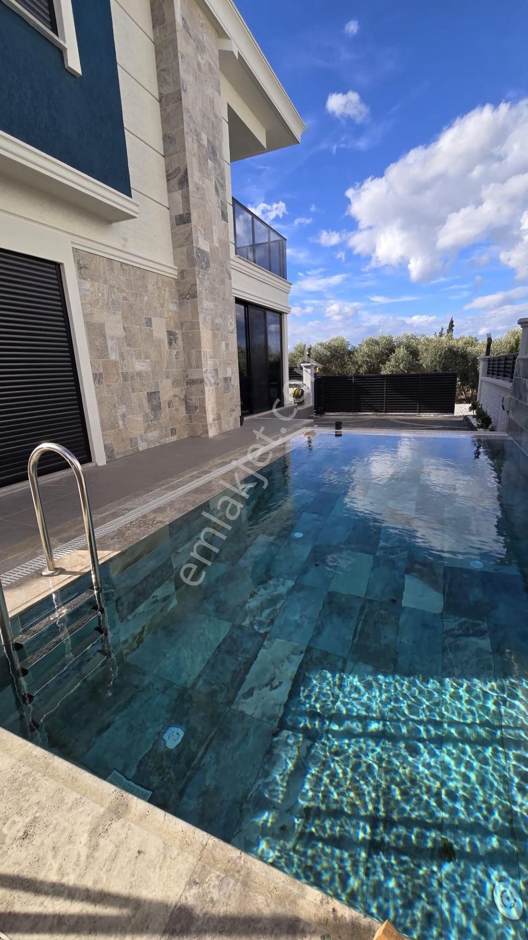 Kusadası'nda Tek Müstakil Özel Havuzlu Akıllı Ev Sistemli Yerden Isıtmal Lux Konforlu Fırsat Villa - Görsel 2