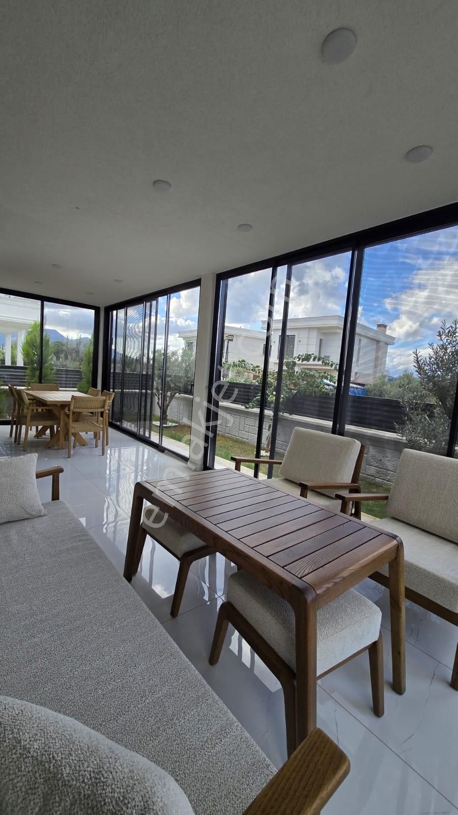 Kusadası'nda Tek Müstakil Özel Havuzlu Akıllı Ev Sistemli Yerden Isıtmal Lux Konforlu Fırsat Villa - Görsel 11