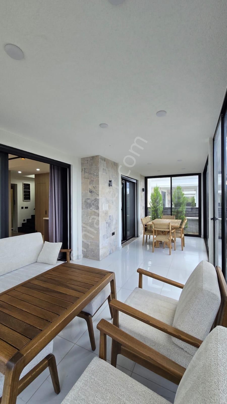 Kusadası'nda Tek Müstakil Özel Havuzlu Akıllı Ev Sistemli Yerden Isıtmal Lux Konforlu Fırsat Villa - Görsel 17