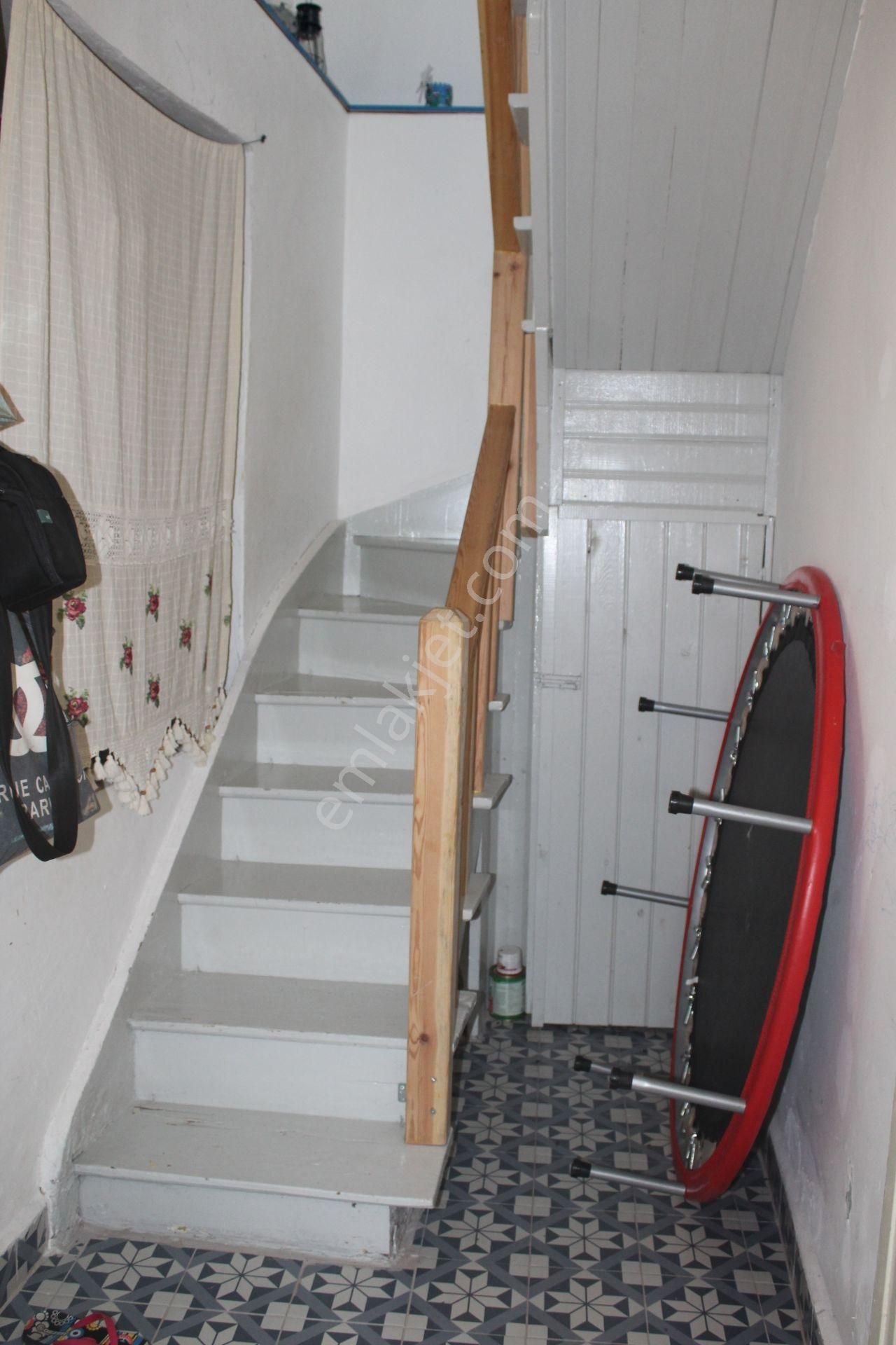 Ayvada'dan Ayvalık Merkez'de Köşe Konumlu 2 Katlı 3+1 Taş Rum Evi - Görsel 14